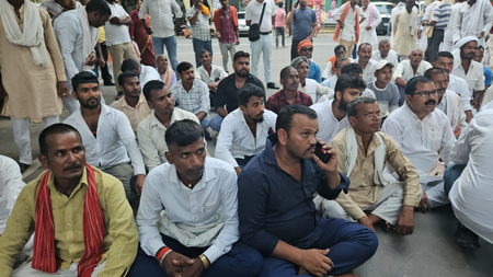 बिहार की राजनीति गरमाई: विधायकों के टिकट आवंटन को लेकर राजद कार्यकर्ताओं ने राबड़ी देवी के आवास पर किया प्रदर्शन