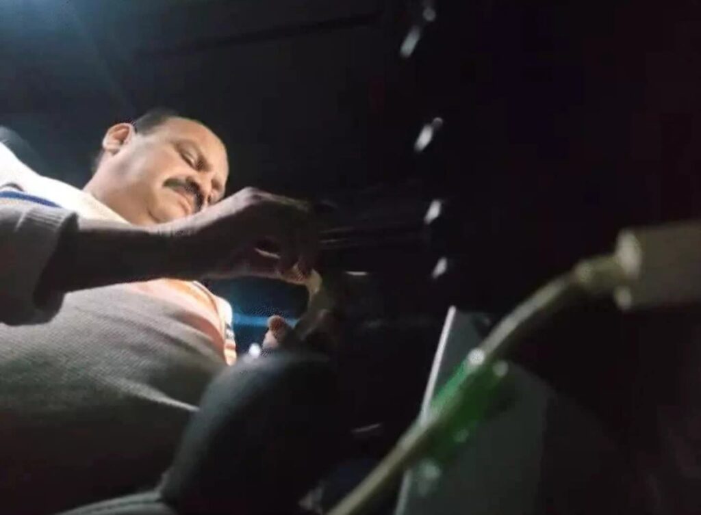 भोपाल में निशातपुरा पुलिस ने शनिवार को रेलवे के बर्खास्त कर्मचारी राजेश तिवारी को निशातपुरा पुलिस ने पैसे लेते गिरफ्तार भोपाल में निशातपुरा पुलिस ने शनिवार को रेलवे के बर्खास्त कर्मचारी राजेश तिवारी को निशातपुरा पुलिस ने पैसे लेते गिरफ्तार