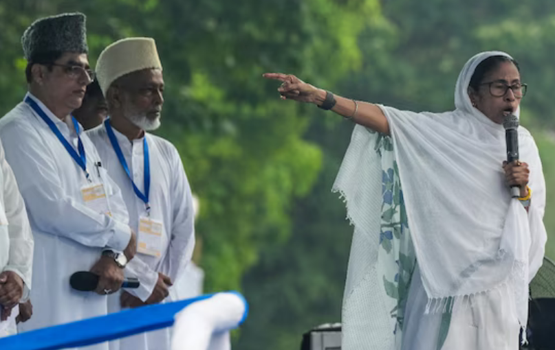 рдордорддрд╛ рдиреЗ рдХрд╣рд╛: рдореЛрджреА рд╕рдмрд╕реЗ рдмрдбрд╝реЗ рдШреБрд╕рдкреИрдард┐рдП рд╣реИрдВ; рдмрдВрдЧрд╛рд▓ рдореЗрдВ рдЕрдШреЛрд╖рд┐рдд рд░рд╛рд╖реНрдЯреНрд░рдкрддрд┐ рд╢рд╛рд╕рди рд▓рд╛рдЧреВ,рдЙрдиреНрд╣реЛрдВрдиреЗ рдЪреЗрддрд╛рд╡рдиреА рджреА рдХрд┐ “рдЬреЛ рд▓реЛрдЧ рдмрдВрдЧрд╛рд▓ рдХреЛ рдирд┐рд╢рд╛рдирд╛ рдмрдирд╛рдПрдВрдЧреЗ, рд╡реЗ рдирд░рдХ рдореЗрдВ рдЬрд╛рдПрдВрдЧреЗ”,рд░рд╛рд╣реБрд▓ рдЧрд╛рдВрдзреА рдФрд░ рдХрд╛рдВрдЧреНрд░реЗрд╕ рдкрд╛рд░реНрдЯреА рдХреЛ BJP рдХреА “B-рдЯреАрдо” рдордорддрд╛ рдиреЗ рдХрд╣рд╛: рдореЛрджреА рд╕рдмрд╕реЗ рдмрдбрд╝реЗ рдШреБрд╕рдкреИрдард┐рдП рд╣реИрдВ; рдмрдВрдЧрд╛рд▓ рдореЗрдВ рдЕрдШреЛрд╖рд┐рдд рд░рд╛рд╖реНрдЯреНрд░рдкрддрд┐ рд╢рд╛рд╕рди рд▓рд╛рдЧреВ,рдЙрдиреНрд╣реЛрдВрдиреЗ рдЪреЗрддрд╛рд╡рдиреА рджреА рдХрд┐ “рдЬреЛ рд▓реЛрдЧ рдмрдВрдЧрд╛рд▓ рдХреЛ рдирд┐рд╢рд╛рдирд╛ рдмрдирд╛рдПрдВрдЧреЗ, рд╡реЗ рдирд░рдХ рдореЗрдВ рдЬрд╛рдПрдВрдЧреЗ”,рд░рд╛рд╣реБрд▓ рдЧрд╛рдВрдзреА рдФрд░ рдХрд╛рдВрдЧреНрд░реЗрд╕ рдкрд╛рд░реНрдЯреА рдХреЛ BJP рдХреА “B-рдЯреАрдо”