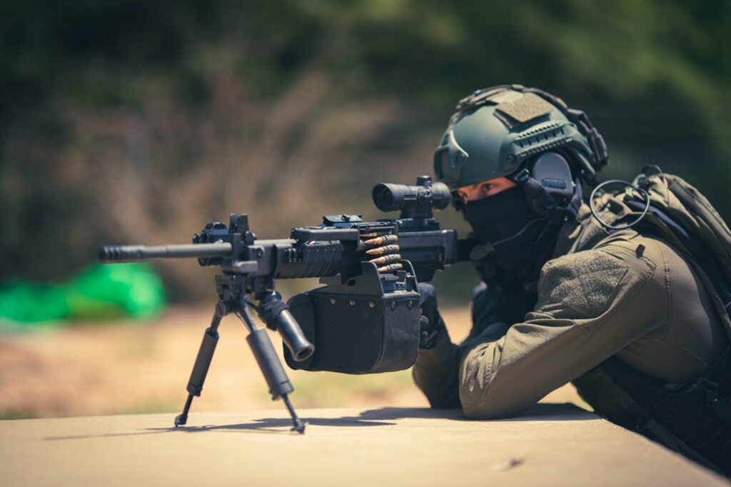 अदाणी डिफेंस एंड एयरोस्पेस ने शनिवार को प्रहार लाइट मशीन गनों (LMGs) की पहली खेप सेना को सौंपी। अदाणी डिफेंस एंड एयरोस्पेस ने शनिवार को प्रहार लाइट मशीन गनों (LMGs) की पहली खेप सेना को सौंपी।