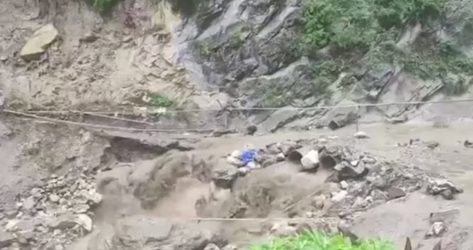जम्मू-किश्तवाड़ में दो जगहों पर बादल फटे: भूस्खलन के कारण सड़कें बंद; सुरक्षा बल बचाव कार्यों में जुटे; राजस्थान और MP में आंधी-तूफान और भारी बारिश।